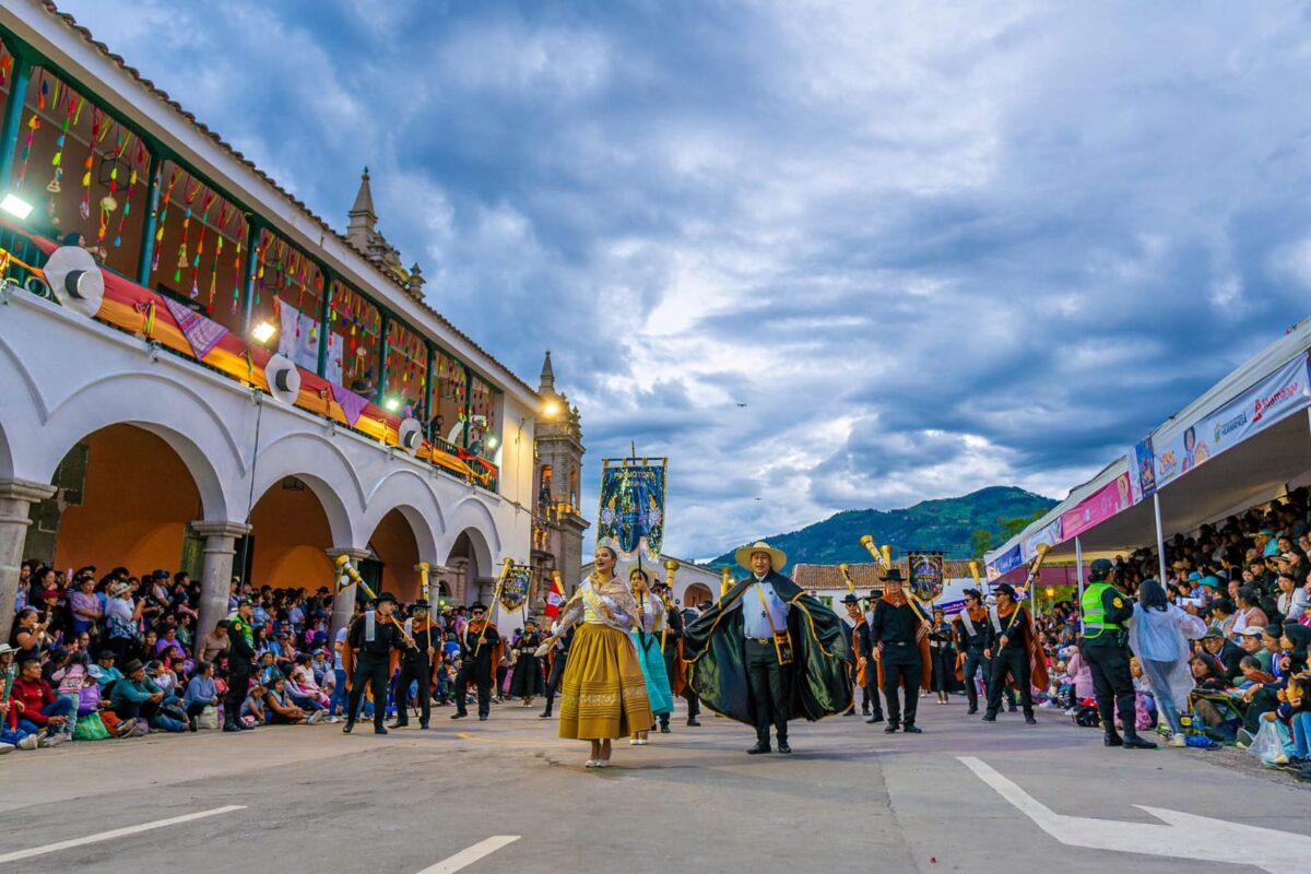 Talco y Serpentina: Ayacucho Carnavalero y colorido.