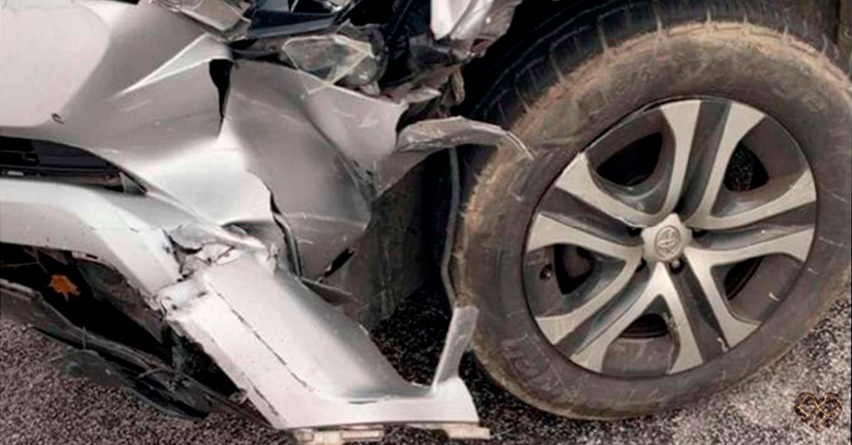 Auto Kia Rio, destruido por toda la parte del capó.
